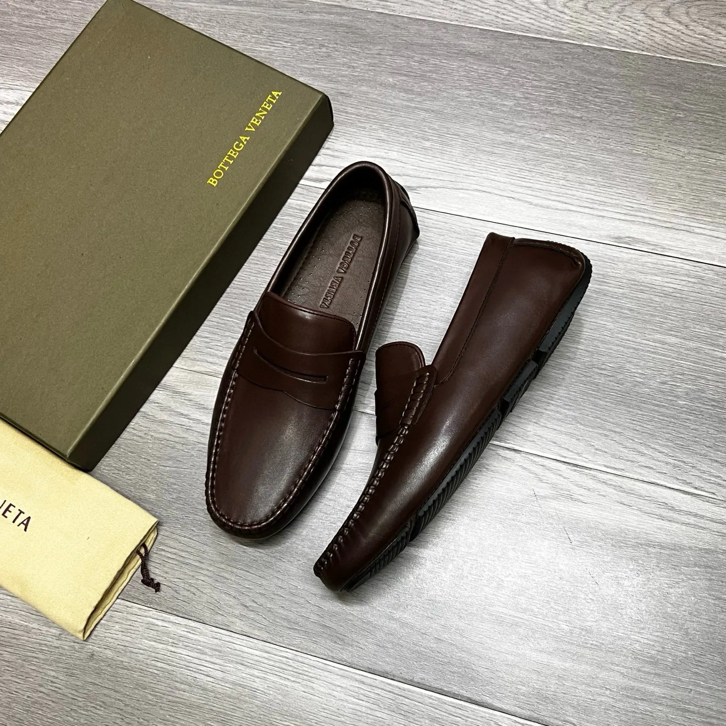 Factory price 480 BV 〰️Purely handmade classic men's beanie shoes👉👉driving shoes, slip-on shoes, made of imported cowhide from Italy, 💕water-dyed cowhide lining, 🔊original outsole, waterproof platform design, comfortable on the feet. Good choice for traveling and driving, single color available, code number: 38-44, (45 can be customized)
